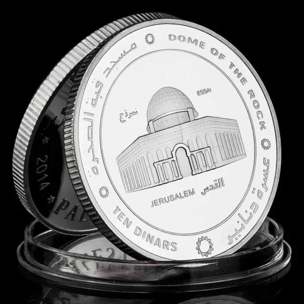 Pièce métallique argentée montrant le Dôme du Rocher, avec l’inscription JERUSALEM et des textes en anglais et en arabe
