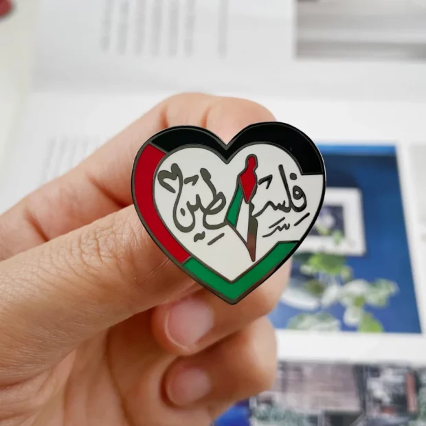 Broche cœur Palestine à inscription arabe et couleurs du drapeau