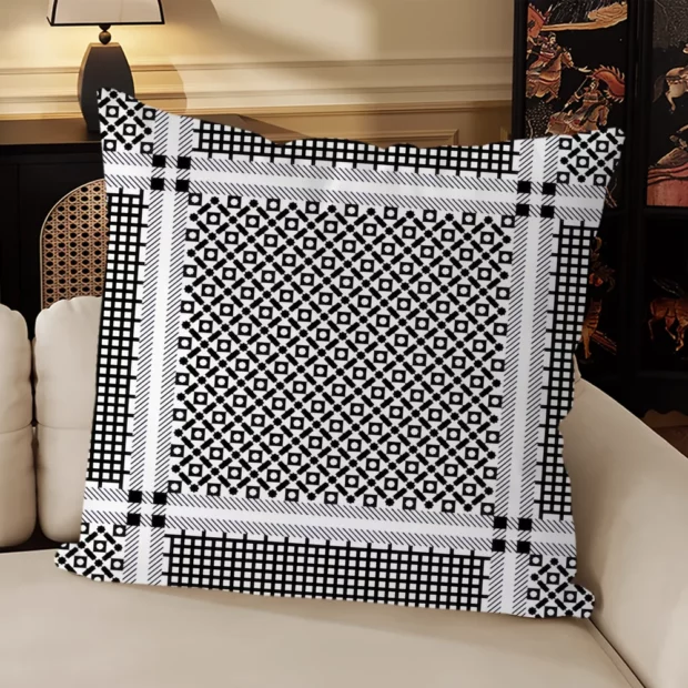 Housse de coussin noire et écrue à petits losanges, croisillons et bordures graphiques