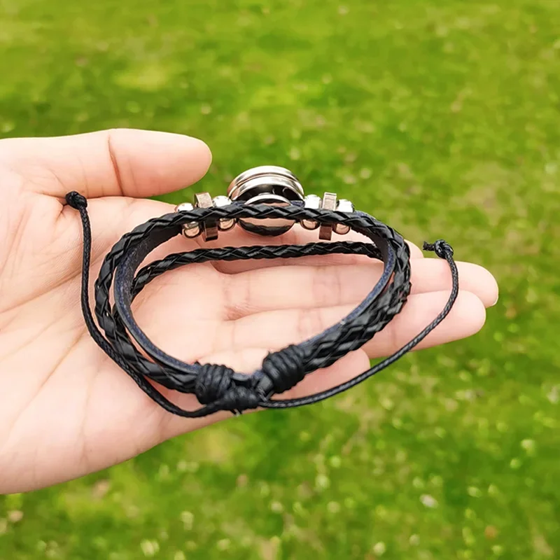 Dos et cordons du bracelet noir à médaillon