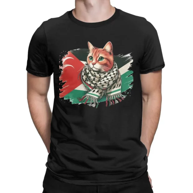 T-shirt noir avec un chat roux en keffieh devant les couleurs du drapeau palestinien