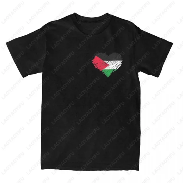 T-shirt noir avec un cœur esquissé aux couleurs palestiniennes