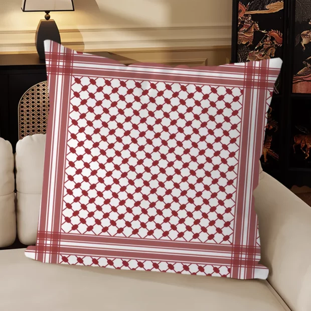 Housse de coussin rose poudré et écru avec treillis losangé et cadre à carreaux