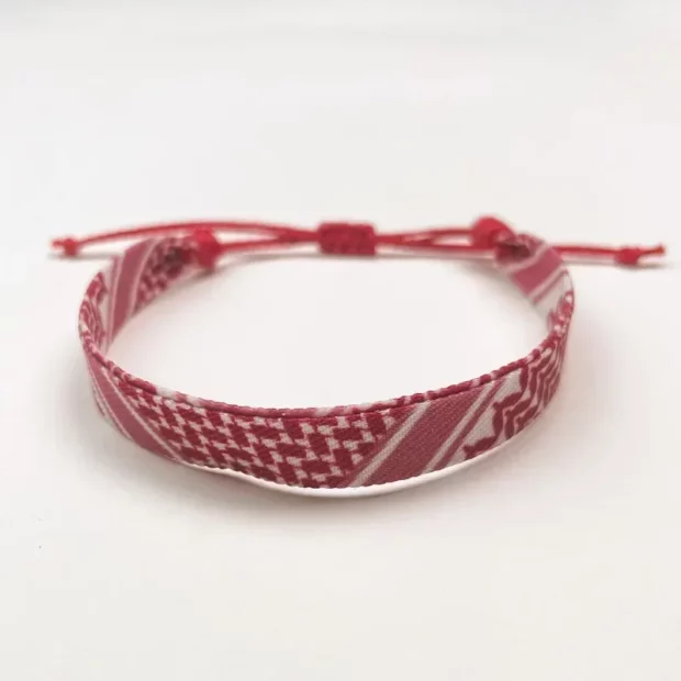Bracelet palestinien tissé rouge et blanc au motif de keffieh