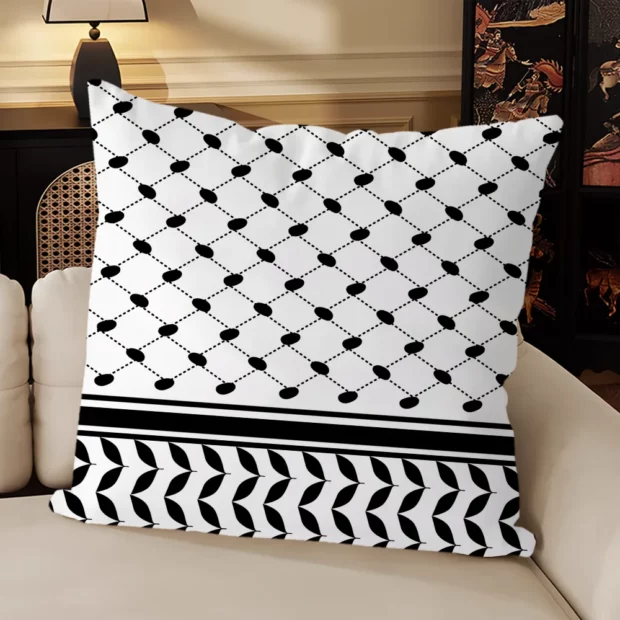 Housse de coussin écrue au motif keffieh noir, format carré