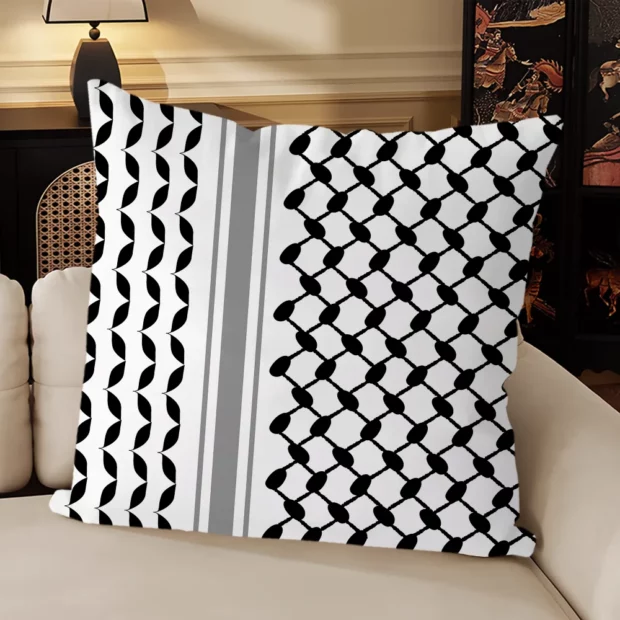 Housse de coussin écrue à motif keffieh et bandes noires latérales