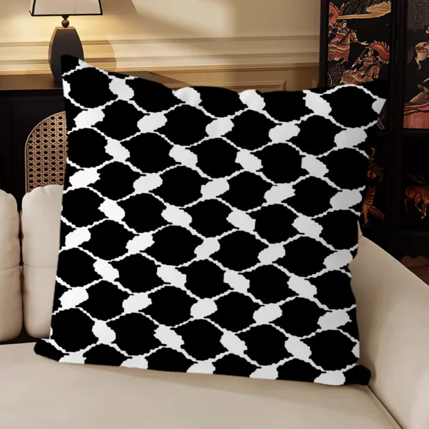 Housse de coussin noire et écrue à grands croisillons inspirés du keffieh