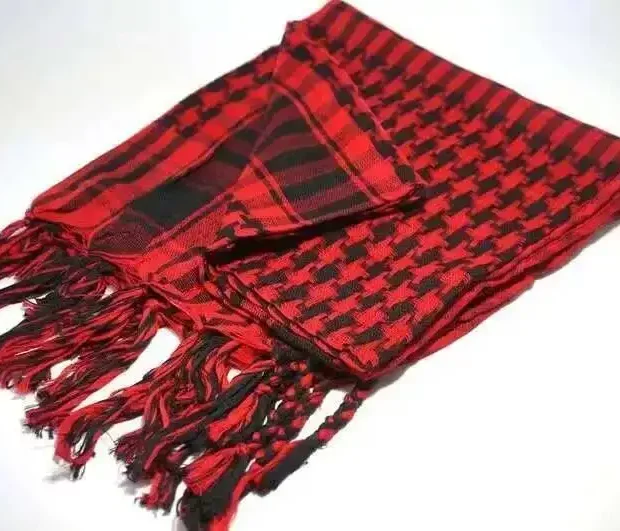 Foulard carré rouge et noir à motif géométrique de keffieh, présenté plié avec des franges