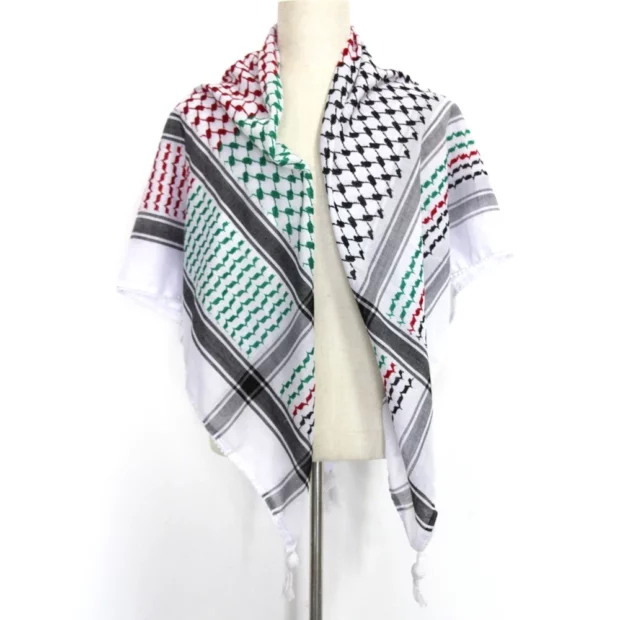 Keffieh quadrillé rouge, vert, noir et blanc à franges.