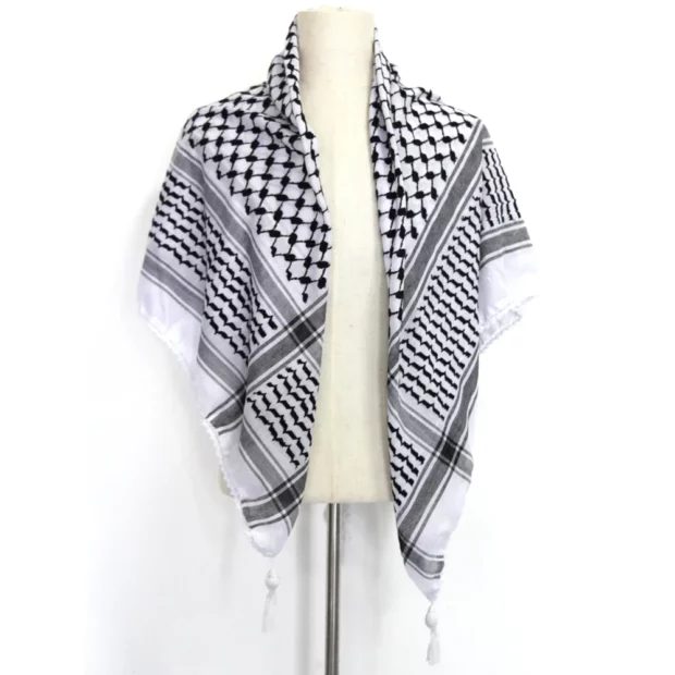 Keffieh noir et blanc à motif quadrillé avec franges.