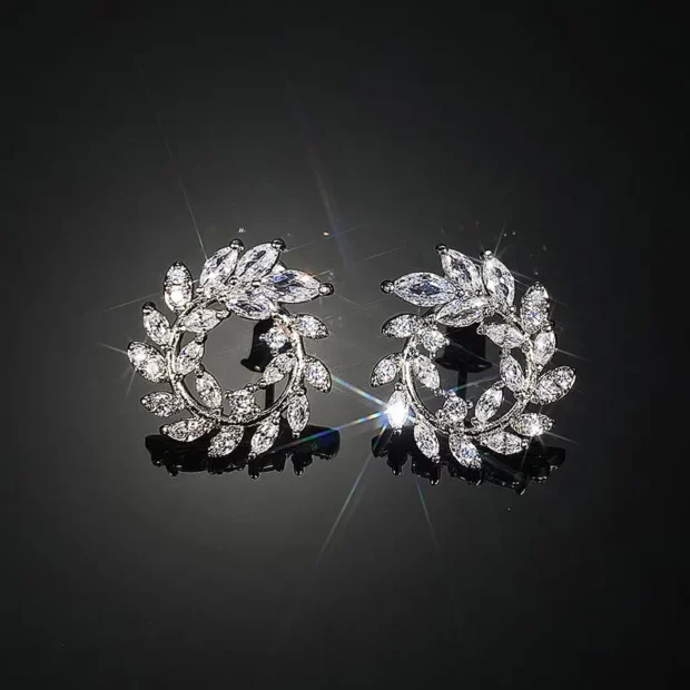Boucles d’oreilles puces en forme de rameaux d’olivier ornés de zircones cubiques