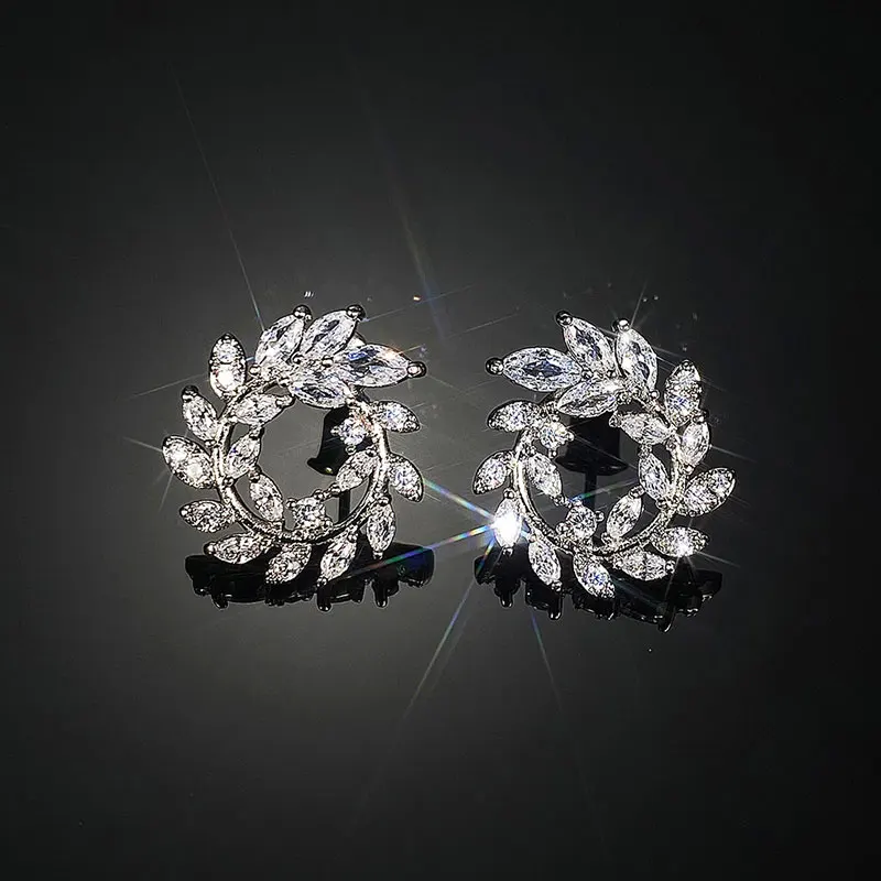 Boucles d’oreilles puces en forme de rameaux d’olivier ornés de zircones cubiques