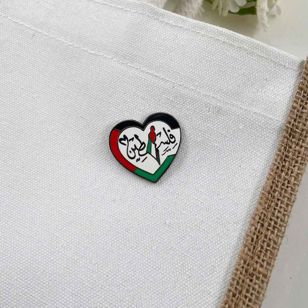 Broche cœur Palestine sur un sac textile