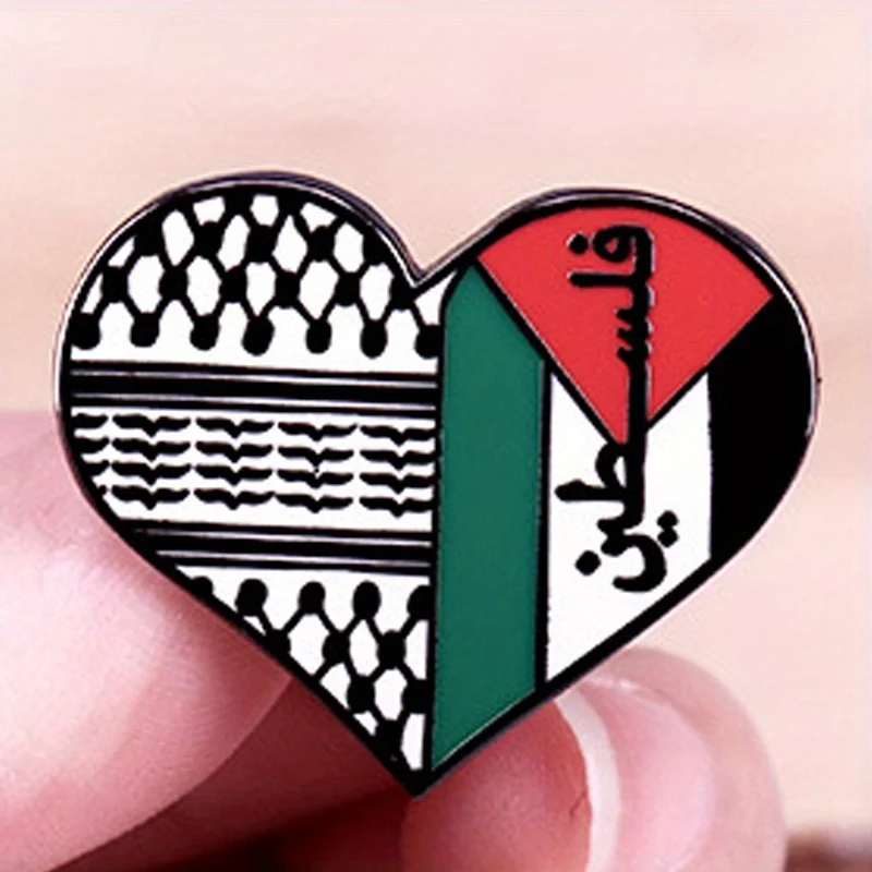 Détail du motif en émail de la broche cœur Palestine