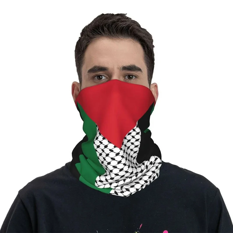 Cache-cou Palestine en motif keffieh porté
