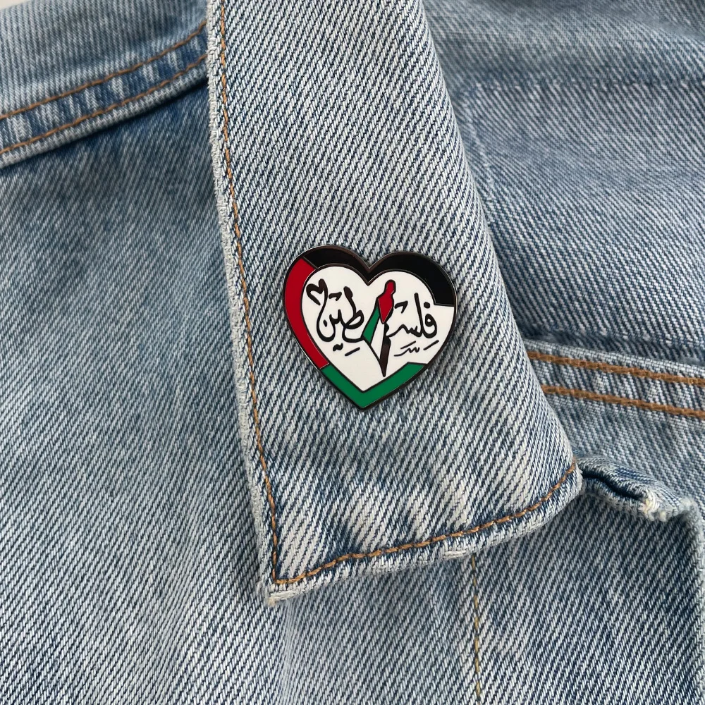 Broche cœur Palestine portée sur un vêtement