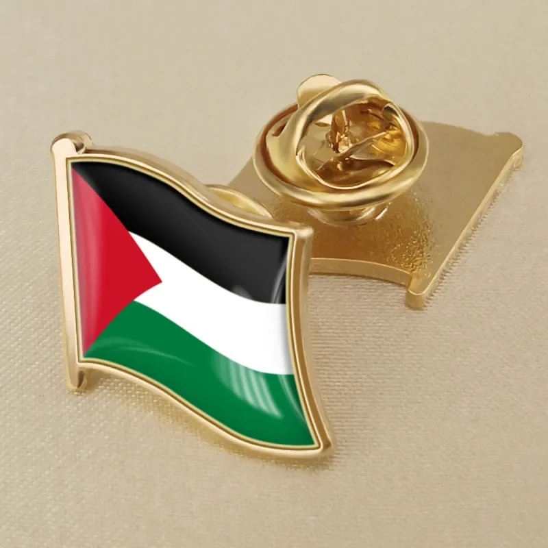 Broche émaillée représentant le drapeau palestinien avec bordure dorée