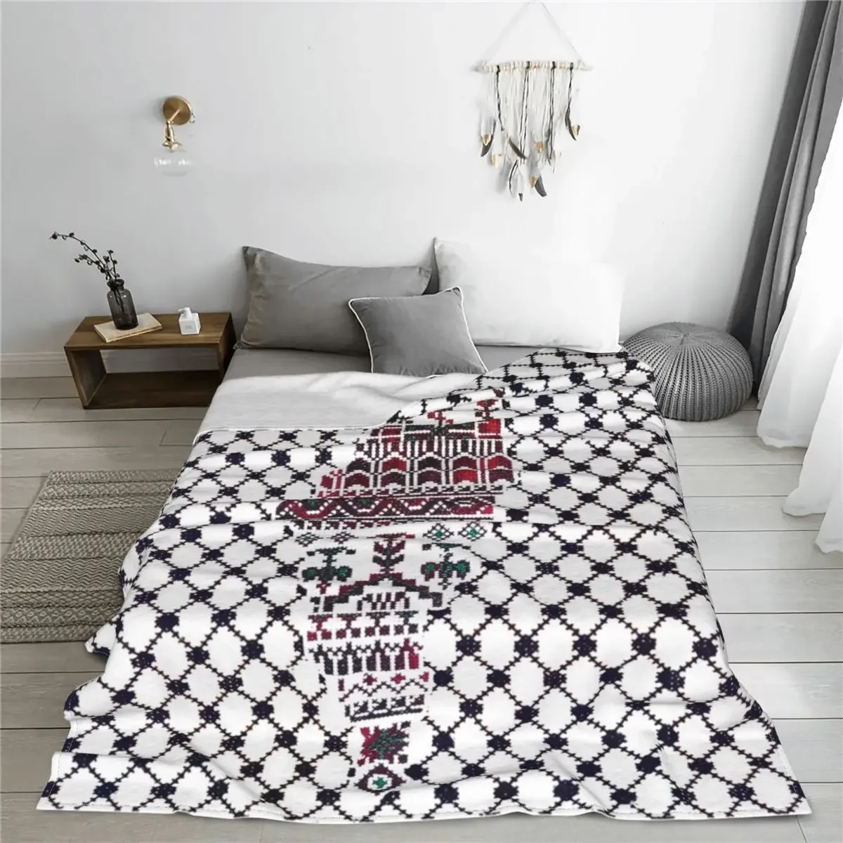 Couverture Palestine – motif Tatreez et keffieh noir, blanc et bordeaux – Image 2