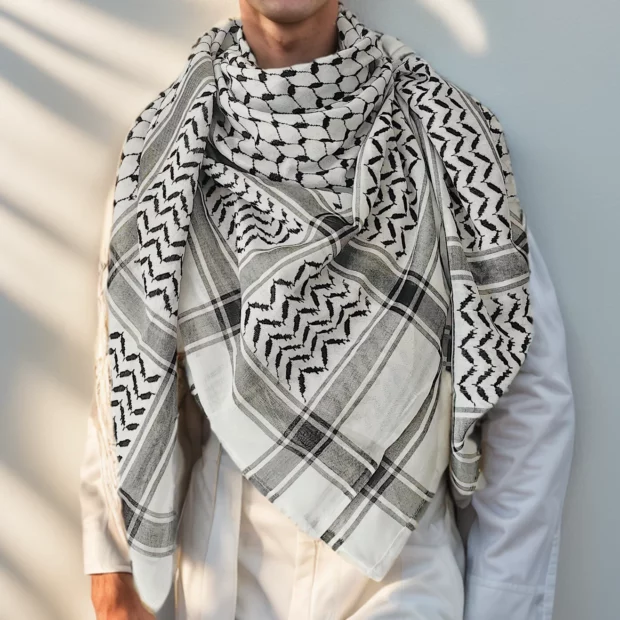 Keffieh palestinien noir et blanc porté