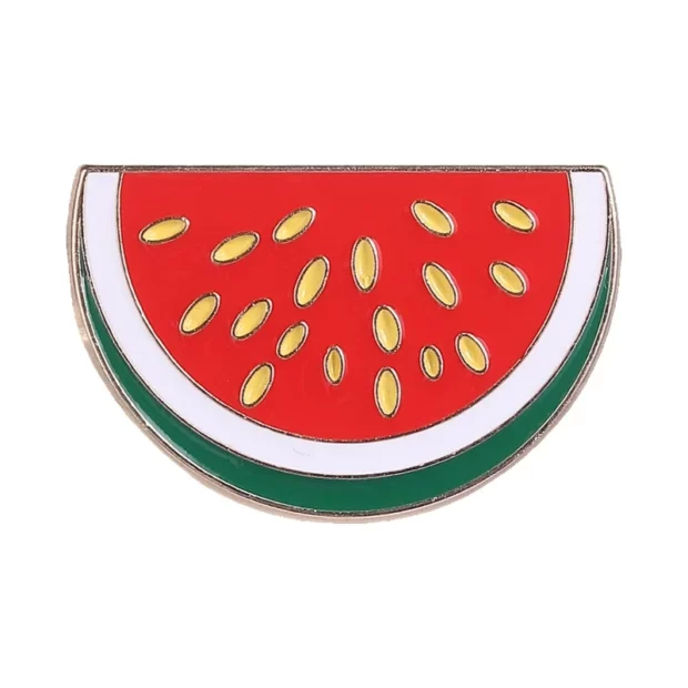 Broche en demi-lune figurant une pastèque rouge aux bordures blanches et vertes