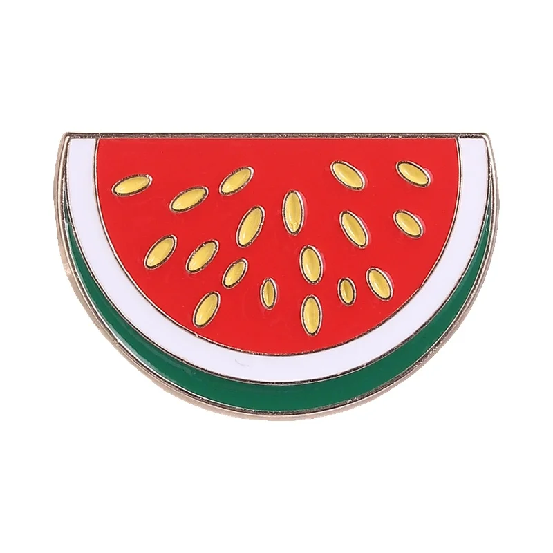 Broche en demi-lune figurant une pastèque rouge aux bordures blanches et vertes