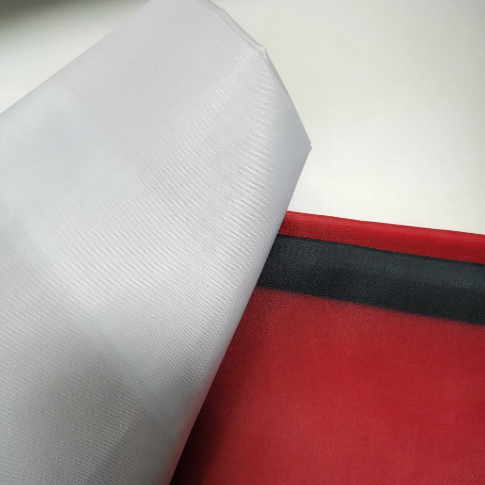 Détail de l’impression rouge blanche et noire du drapeau