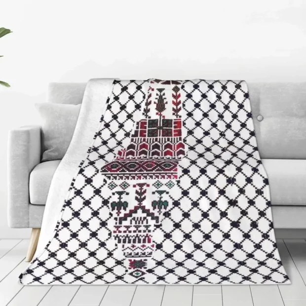 Couverture Palestine – motif Tatreez et keffieh noir, blanc et bordeaux