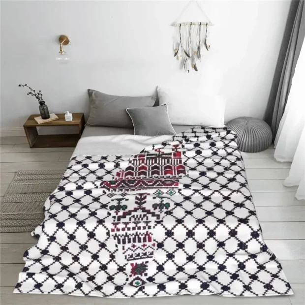 Couverture Palestine inspirée du tatreez – motif keffieh et broderies graphiques
